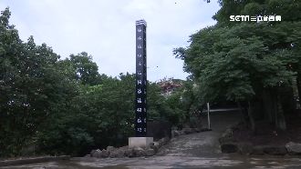 黑底白福字柱超毛　民眾：像墓碑文