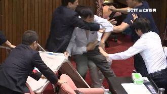 立院全武行！嚴寬恒遭郭國文「鎖喉」