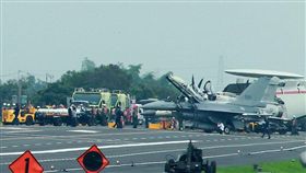 漢光卅五號演習，國道一號彰化戰備道實施戰機起降及整補作業演練，lDF經國號、F-16V、幻象2000戰機及E-2K預警機陸續降落、加油掛彈、再起飛。（記者邱榮吉/彰化花壇拍攝）