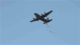 澎防部進行島內空投運補等演訓（1）國軍漢光演習5月底登場，澎湖防衛指揮部近來也進行島內的日夜間空投物資運補與接收等訓練，實地驗證官兵備戰整備的支援能力。（澎防部提供）中央社  108年5月24日