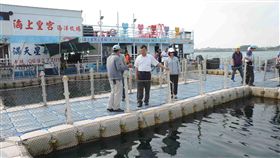 海上平台污染  澎湖要求業者垃圾不落海（1）澎湖內灣海上平台傳出垃圾等廢棄物排入港區，影響海洋生態環境，澎湖縣長賴峰偉（前左2）24日前往海上平台視察，要求業者簽署垃圾不落海切結書，並指示聯合稽查小組隨時加強查察。中央社  108年5月24日