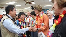 美國學者官員台南參訪  黃偉哲致意衛生福利部26日邀請7名美國衛生福利領域的官員及學者參訪台南市金華社區，台南市長黃偉哲（前左）到場致意。（台南市政府提供）中央社記者楊思瑞台南傳真  108年5月26日