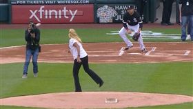 ▲美女球迷開球丟到攝影師。（圖／翻攝美國職棒官網）