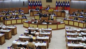 誤認原住民紋面為刺青黥面  侯友宜頻道歉（1）新北市議會市政總質詢27日登場，新北市長侯友宜把原住民議員馬見的紋面說成刺青、黥面，讓馬見直呼難過，侯友宜也頻頻道歉。中央社記者王鴻國攝  108年5月27日