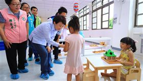 台中東區社區公共托育家園開幕　盧秀燕參訪設於台中市大智國小內的「東區社區公共托育家園」27日正式開幕，市長盧秀燕（前左2）出席參觀內部設施與幼兒活動情形。中央社記者郝雪卿攝　108年5月27日