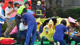 新北萬安演習　演練傷患急救後送新北市萬安42號演習27日在雨中進行，衛生福利部雙和醫院支援演練大量傷患處置與緊急救護送醫（圖）。中央社記者黃旭昇新北攝  108年5月27日