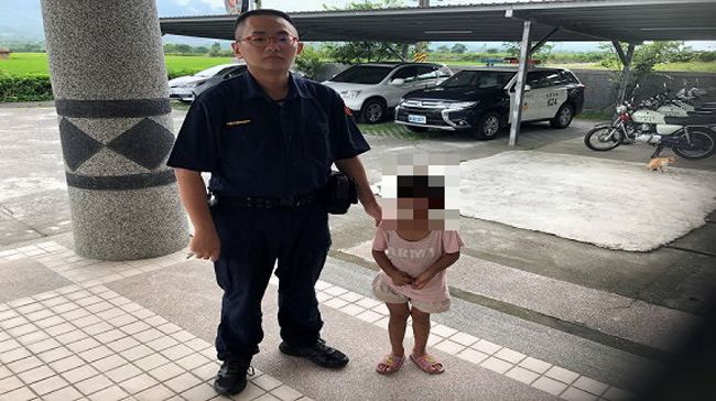 女童馬路大哭徘徊　暖警挨家挨戶送回