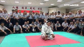 示範絞殺技！女童一句話逗笑400警