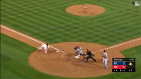 ▲紅雀中外野守貝德（Harrison Bader）長傳阻殺哈波（Bryce Harper）。（圖／翻攝自MLB官網）