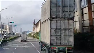 台中港貨櫃車拼命疊　驚險畫面曝光