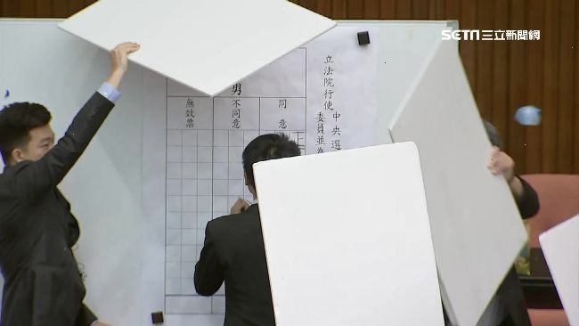 藍委狂砸水球！議事人員舉紙板全擋掉