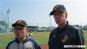 ▲中信兄弟總教練Scott Budner（伯納）與翻譯阮柏緯。（圖／記者蕭保祥攝影）
