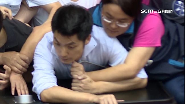 熊抱蔣萬安1小時！她猛誇：體格很好