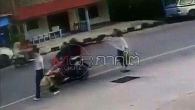 痛炸！飛車黨搶觀光客包包驚險照曝光