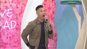 主持人黑人陳建州模仿范范被痛打。（圖／中天提供）