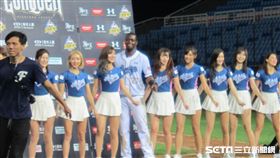 ▲Lamigo外野手Roger Bernadina（柏納帝那）再見安打獲選單場MVP，賽後跳抖肩舞。（圖／記者蕭保祥攝影）