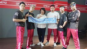 築夢者將赴法國參賽　黃敏惠勉再拿世界冠軍嘉義市長黃敏惠（左3）29日為街舞團隊DreamRunnerz（築夢者）加油打氣，並致贈運動毛巾，期勉團員30日前往法國參加世界街舞比賽，能再拿一次世界冠軍。（嘉義市政府提供）中央社記者江俊亮傳真 108年5月29日