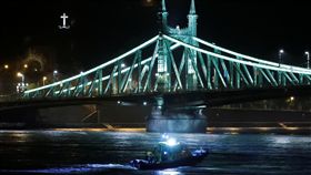 匈牙利觀光船翻覆（圖／翻攝自推特）