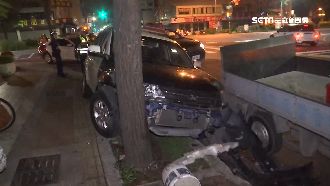 追捕拒檢逃逸車！警車失控撞路樹丟匪