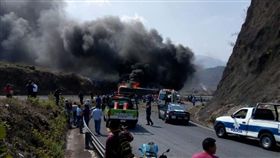 一輛半掛式卡車和一輛巴士在墨國東部相撞後起火燃燒，造成至少21人死亡、30人受傷。（圖／翻攝自Mexico Times Co News Twitter）