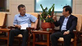 海研5號研究船沉沒近5年　賴峰偉籲打撈國家實驗研究院院長王永和（右）28日拜會澎湖縣長賴峰偉（左），研商沉船近5年的海洋研究船「海研五號」打撈事宜。賴峰偉表示，縣府維護海洋責無旁貸，國研院應儘速打撈船體，尤其首重潤滑油的移除。（澎湖縣政府提供）中央社　108年5月28日