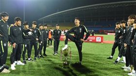 韓球員腳踩中國獎盃撒尿　陸網友圍譙（圖／翻攝自微博）