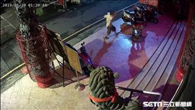 台中醉男跌倒怪神沒保佑，怒推天公爐慘被「報應」／翻攝畫面