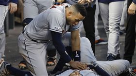 Carlos Correa作勢幫George Springer CPR慶祝擊出全壘打。（圖／美聯社／達志影像）