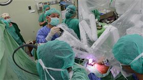 台東馬偕醫院引進達文西機械手臂手術系統（1）台東馬偕醫院引進達文西機械手臂手術系統，醫師可透過精密機器手臂及3D攝影內視鏡，進行複雜精細的手術。（台東馬偕醫院提供）中央社記者盧太城台東傳真　108年5月29日