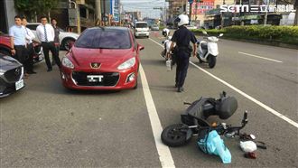 騎士遭車門擊落！又遭機車輾爆頭
