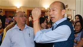 韓國瑜赴議會市政總質詢高雄市長韓國瑜（前右）28日到議會進行市政總質詢，接受媒體聯訪後，向媒體拱手致意，隨即進入議場。中央社記者董俊志攝　108年5月28日