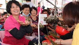 動員百人綁8500顆粽子　送南投弱勢及獨居長者南投仁愛之家近日每天邀百人次志工綁粽子，總數量8500顆將送給縣內近600戶弱勢家庭及獨居長輩。中央社記者蕭博陽南投縣攝　108年5月29日