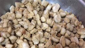 整鍋木屑砂？見老爸童年「高檔零食」　網暴動：沾辣醬超讚（圖／翻攝自爆廢公社臉書）