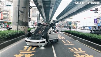 駕百萬BMW疑恍神　自撞分隔島翻覆