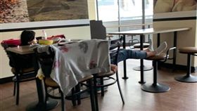 學生睡超商還搭遮陽棚。(圖/翻攝自爆料公社)