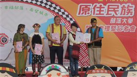 原民大學開學典禮  盧秀燕出席台中市原住民族部落大學29日在市府一樓川堂舉行開學典禮，身兼校長的台中市長盧秀燕（右2）穿著原民服裝出席並頒發證書。中央社記者郝雪卿攝  108年5月29日