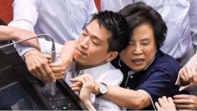 沈智慧怒控磨蹭胸部　何志偉這樣說！