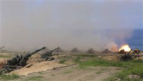 屏東滿豐訓場實彈演習  萬發子彈齊射場面壯觀國軍30日在屏東滿豐訓場執行漢光「聯合灘岸殲敵作戰」演習，共出動3000名官兵，超過20波次實彈射擊、1萬4000發各式彈藥，現場火光四起，相當壯觀。中央社記者游凱翔攝  108年5月30日