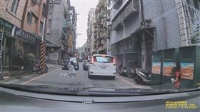 新北,新店,闖馬路,穿越馬路,一打三（圖／翻攝自新店幫臉書）