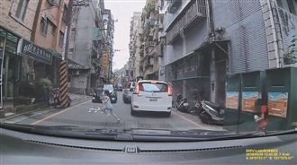 小姐妹奔跑闖越馬路　母一打三嚇傻