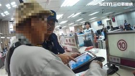 新竹市李姓老翁向家人借錢後前往銀行匯款，所幸保七警員及時阻止，李翁才未落入詐騙集團魔掌（翻攝畫面）