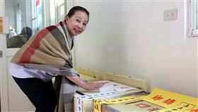 張花冠未來規劃　鄉親勸進參選立委公職人員選舉暨公投案24日舉行，嘉義縣長張花冠上午前往投票，面對媒體詢問未來規劃，張花冠表示，很多鄉親勸進參選立委，如果大家都希望她出馬，也會考慮這樣的規劃。中央社記者黃國芳攝　107年11月24日