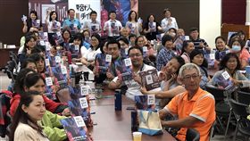 建構食安網　科政中心出書（1）國家實驗研究院科技政策研究與資訊中心（科政中心）編撰「職人手作幸福祕技：小型生產者的第一課」，利用淺顯的文字說明和圖片編輯，說明食品生產安全重點，29日在高雄區農業改良場舉行宣傳會。（科政中心提供）中央社記者郭芷瑄傳真　108年5月29日