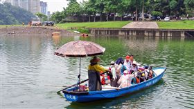 全台僅存人力擺渡古渡頭  6/12限量搭乘新北市立圖書館新店分館將於6月12日首度舉辦「人力擺渡」走讀活動，讓民眾從全台僅存的人力擺渡古渡頭「新店渡」搭乘輕舟，到灣潭後走訪文學步道，感受新店獨特的百年文化。（新北市立圖書館新店分館提供）中央社記者葉臻傳真　108年5月29日