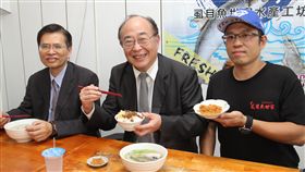 更生人自學摸索料理虱目魚　法務部司長鼓勵法務部保護司長黃玉垣（中）與台南地檢署檢察長林錦村（左）29日前往更生人吳凱倫（右）開設的虱目魚小吃店捧場打氣。中央社記者楊思瑞攝　108年5月29日
