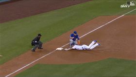 ▲席格（Corey Seager）三壘前遭觸殺出局。（圖／翻攝自MLB官網）