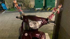 出發前問路！迷路妹上機車毛炸　學長超熱心「後照鏡綁2娃」：幫妳引路（圖／爆怨公社）