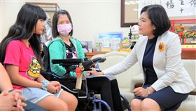 張麗善接見總統教育獎得主章菀庭雲林縣龍巖國小學童章菀庭（左）自小學2年級起就負責照顧癱瘓母親（左2）的生活起居，獲得總統教育獎，29日由雲林縣長張麗善（右）接見。（雲林縣政府提供）中央社記者江俊亮傳真　108年5月29日