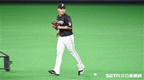 ▲王柏融守備練習。（資料圖／記者王怡翔攝影）