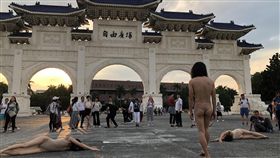 六四特展行動劇  舞者以肉身磨難紀念逝者（1）「六四事件30週年特展」24日在中正紀念堂展開，劇團「三語事劇場」透過舞蹈行動劇，在自由廣場表演紀念逝者，上演一段肅穆儀式。中央社記者洪健倫攝  108年5月24日